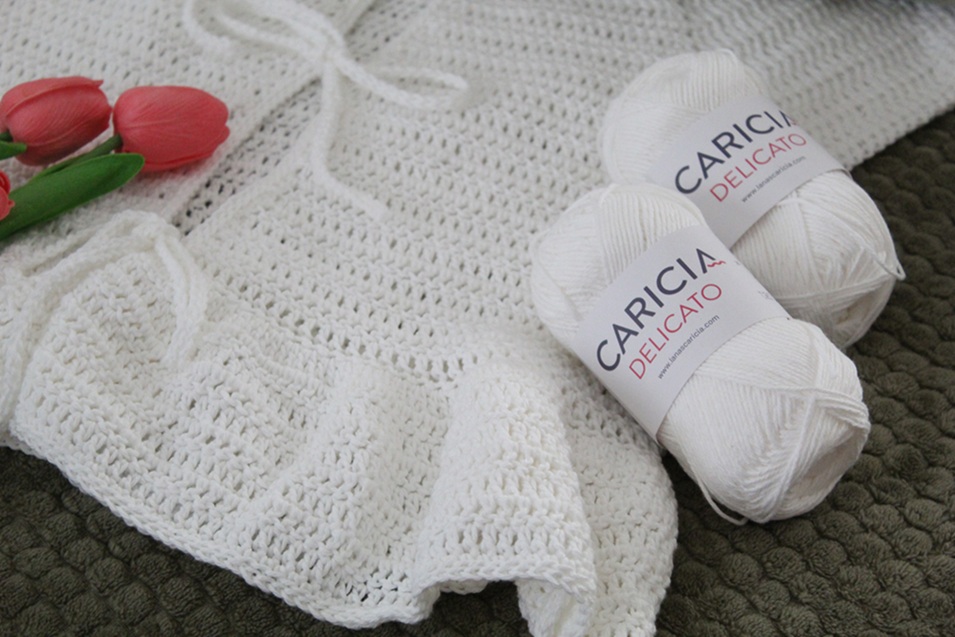 Descubre cómo tejer un top a crochet fácil y elegante con hilo Caricia Delicato. Patrón paso a paso, adaptable y sin costuras. Ideal para verano.