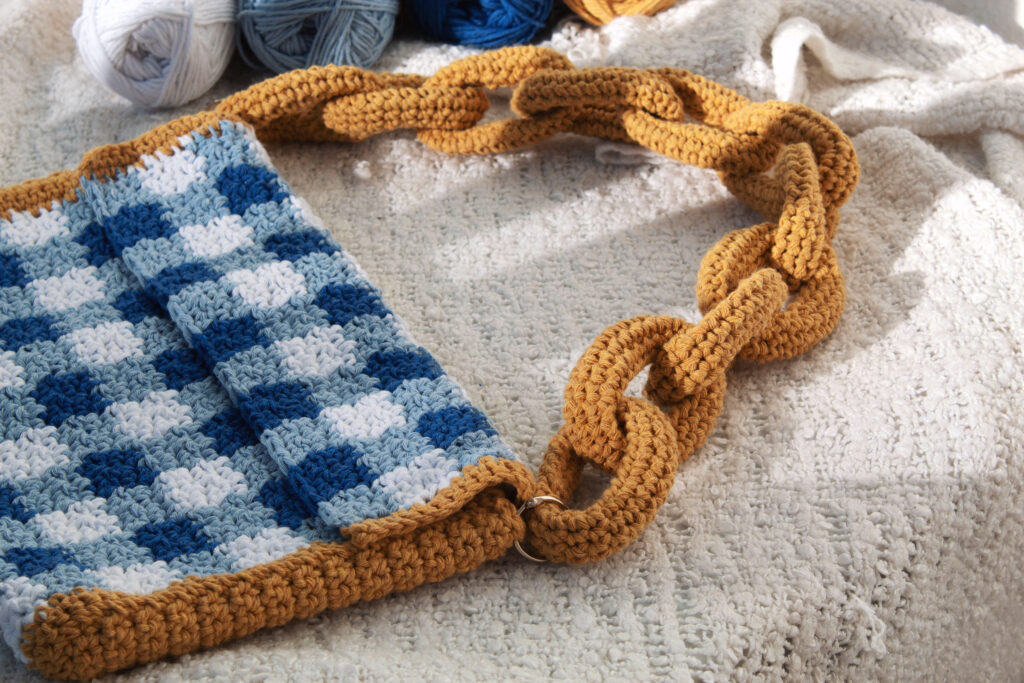 Descubre cómo tejer el patrón bolso crochet cuadrado Nature Sport.