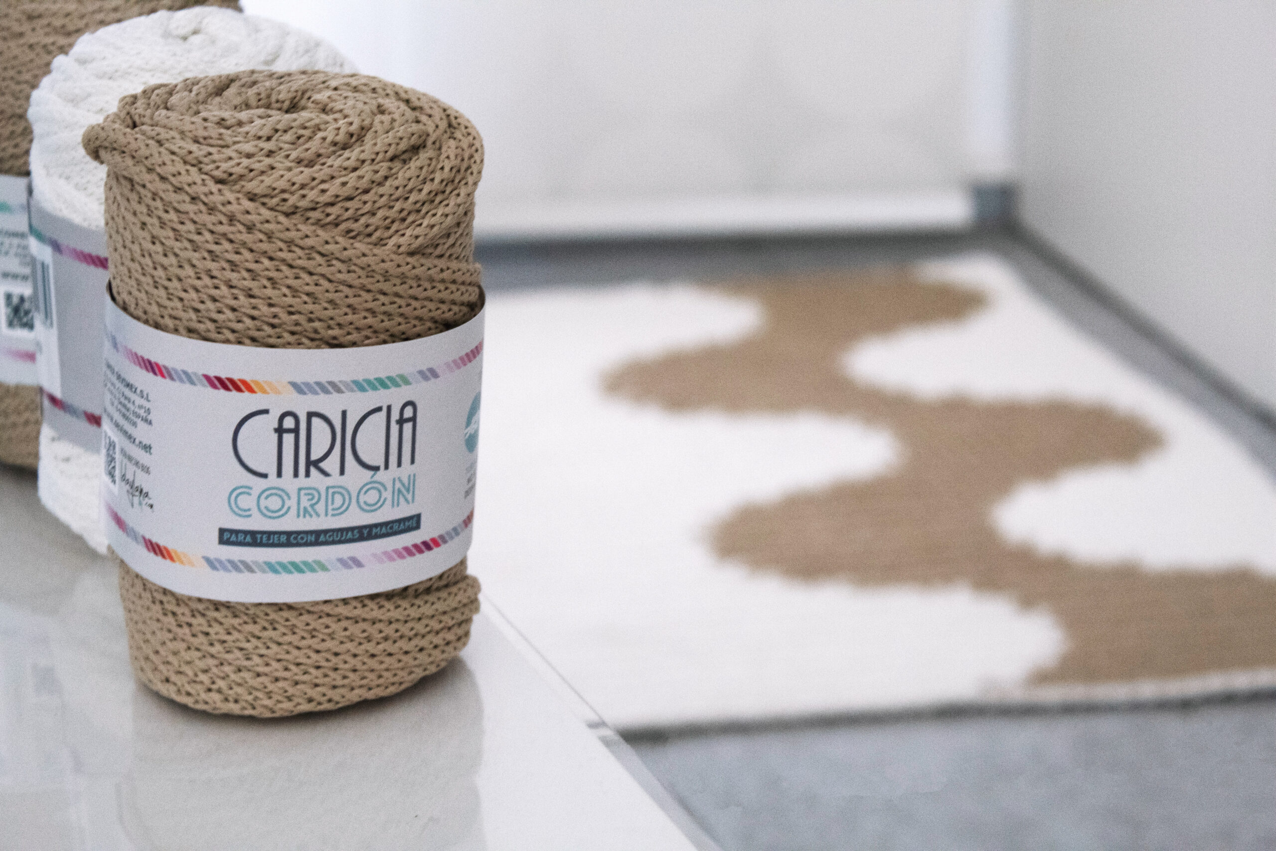 Aprende cómo tejer alfombra a crochet con este patrón fácil y práctico. Usa los mejores hilos para tejer alfombras a crochet. ¡Descúbrelo aquí!